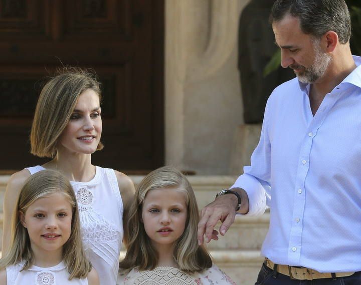 Los Reyes posan con sus hijas en el Palacio de Marivent