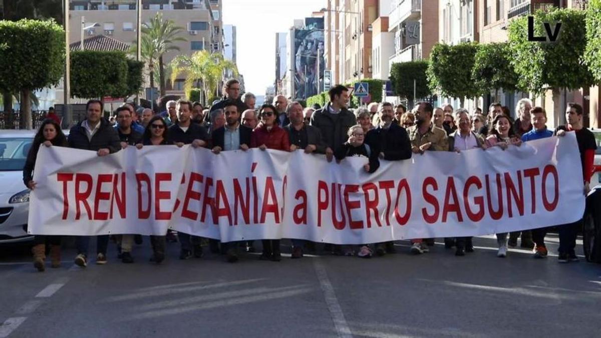 Manifestación en abril de 2019, exigiendo el tren de cercanías al Port de Sagunt.