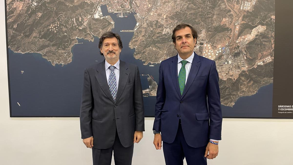Fernando Muñoz, junto a Pedro Pablo Hernández, vicepresidente de la Autoridad Portuaria.
