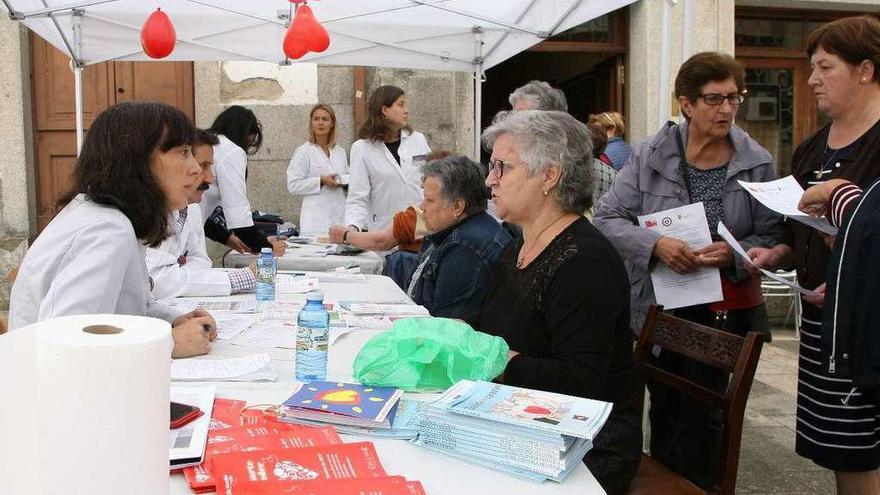 Profesionales de las farmacias de Lalín en una reciente campaña sobre salud en Praza da Igrexa. // Bernabé
