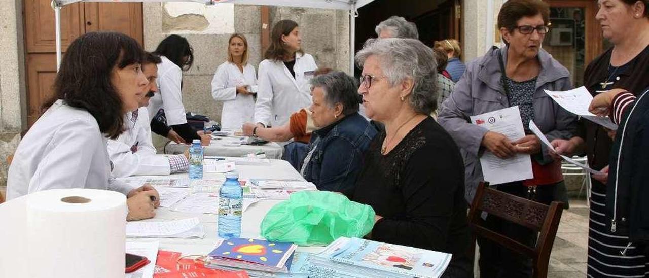 Profesionales de las farmacias de Lalín en una reciente campaña sobre salud en Praza da Igrexa. // Bernabé