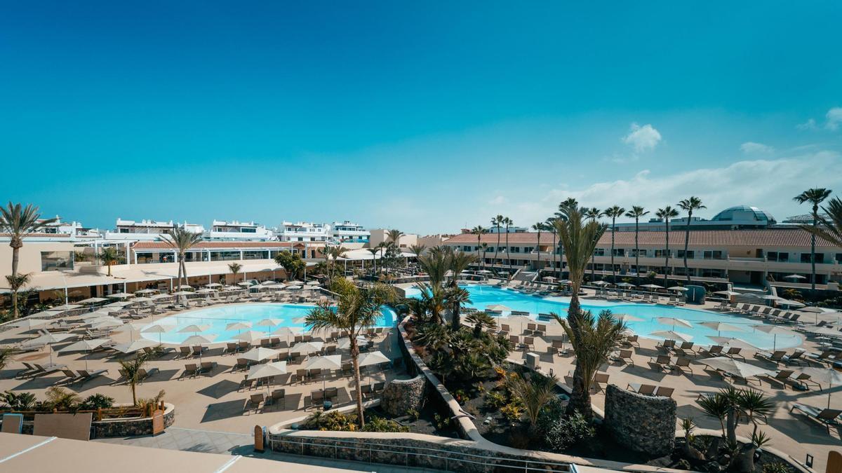 Plano general de HD Lobos Natura y Piscina principal de HD Parque San Cristóbal Gran Canaria.