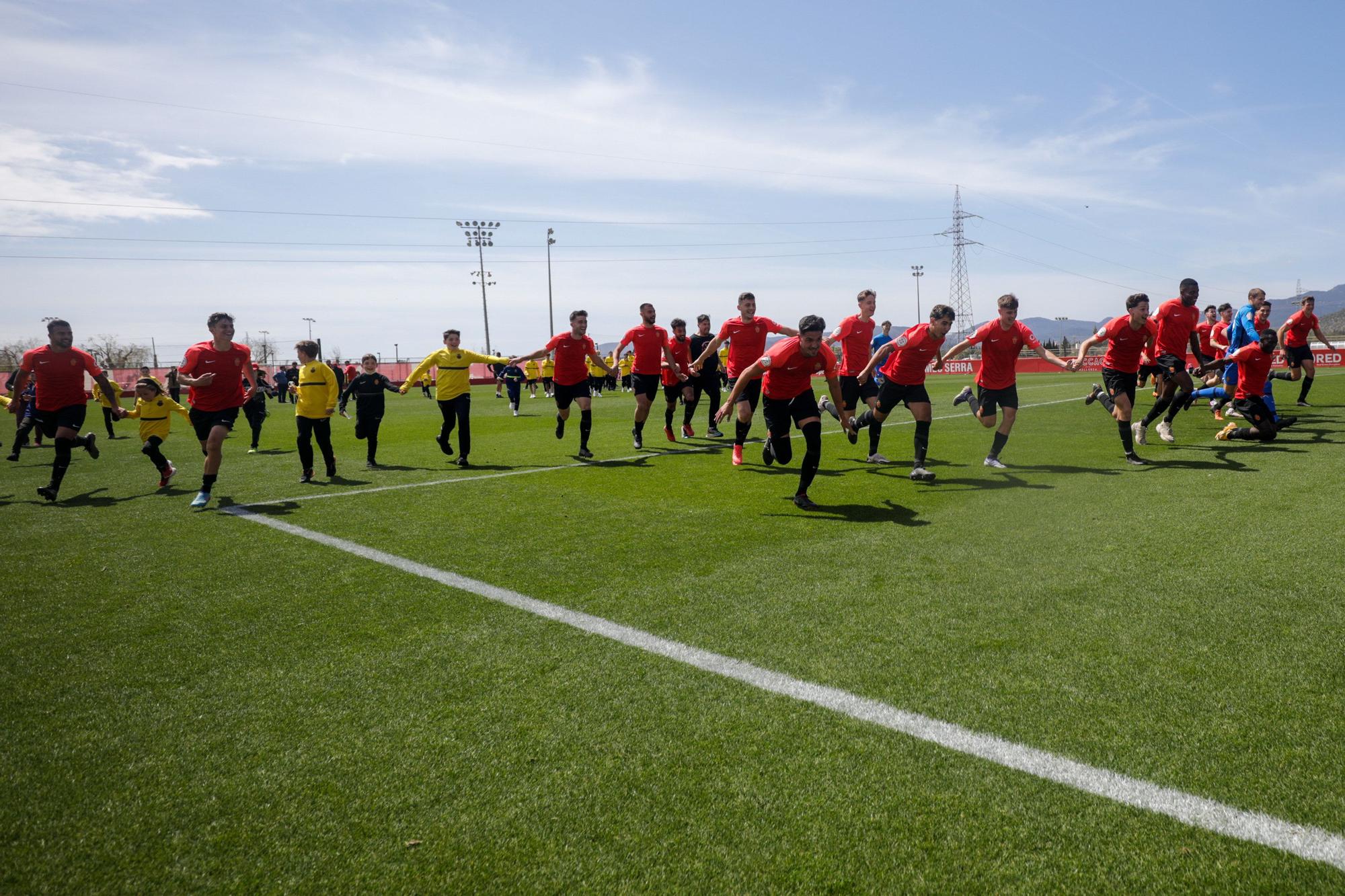 Así celebró el Mallorca B el ascenso a la Segunda RFEF.