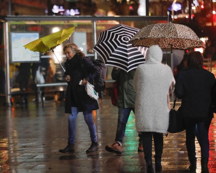 El viento y la lluvia marcaron la jornada de ayer en Vigo // R. Grobas