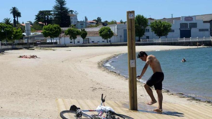 Las duchas de la playa de Vilaxoán ya están en funcionamiento. // Noé Parga