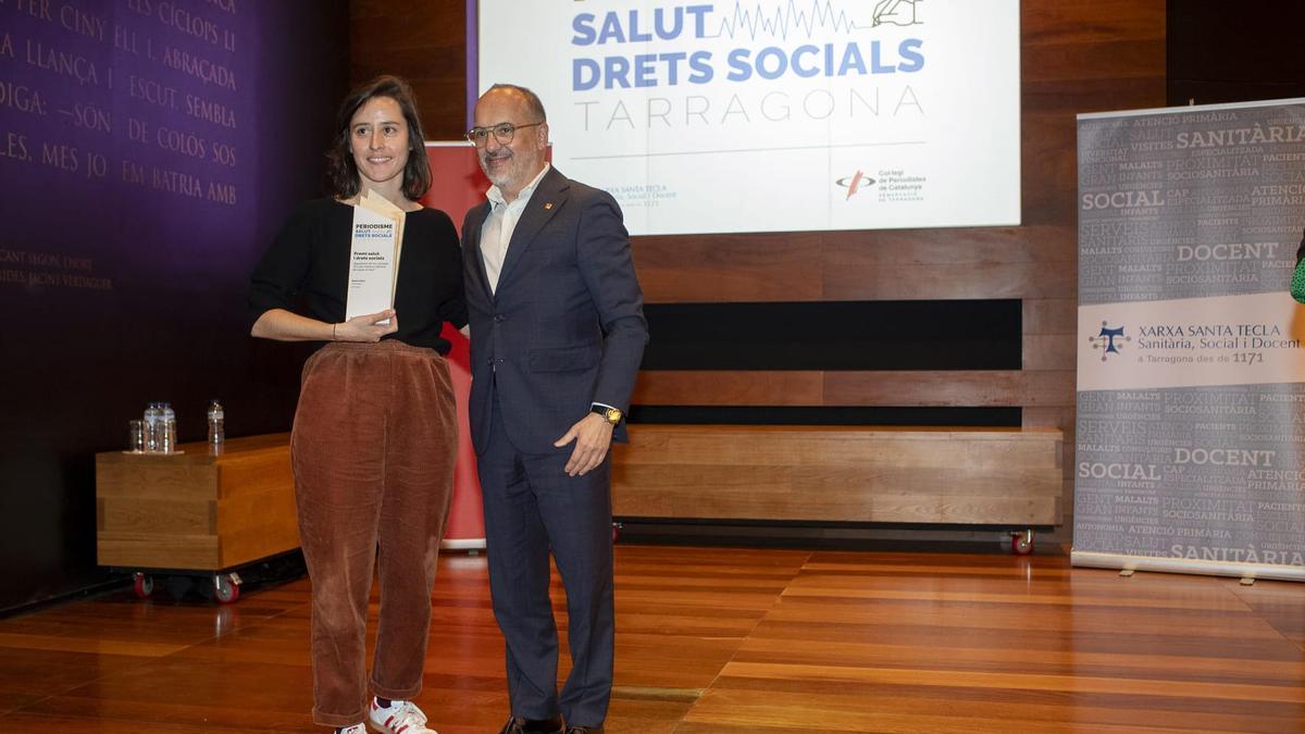 El conseller Campuzano entrega el premio a la redactora de EL PERIÓDICO Beatriz Pérez, el viernes por la tarde.