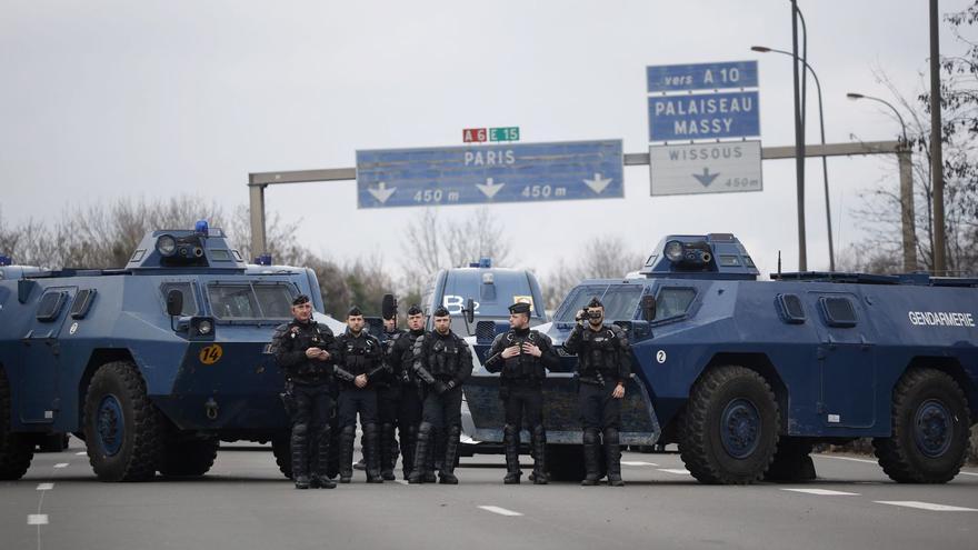 Despliegue policial en torno 
a París para cortar el 
paso a los tractores. Yoan Valat (EFE)