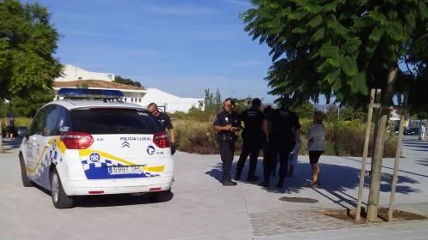 Varios policías, ayer por la tarde tras detener de nuevo al sospechoso en Nou Llevant, en Palma.