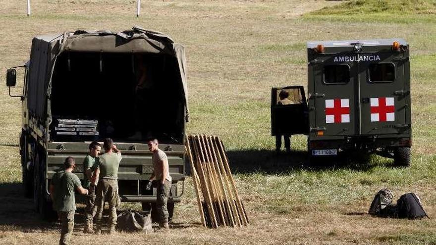 El campamento instalado a orillas del Ulla. // Iñaki Abella