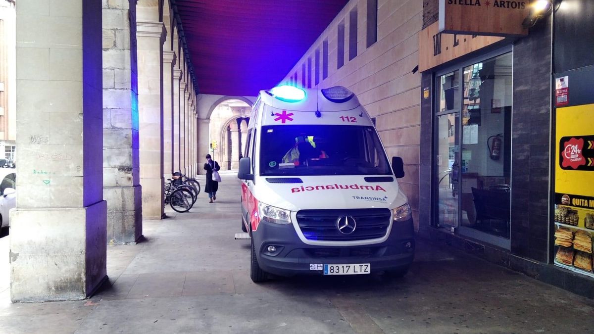 Los sanitarios, esta tarde, en la calle Marqués de San Esteban.