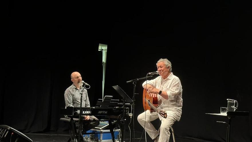 Pipo Prendes llena el CMI de El Llano con un concierto íntimo marcado por la emoción y los recuerdos