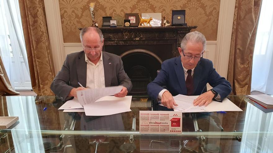 Joan Llinares y Ángel Luna, durante la firma del protocolo de colaboración.