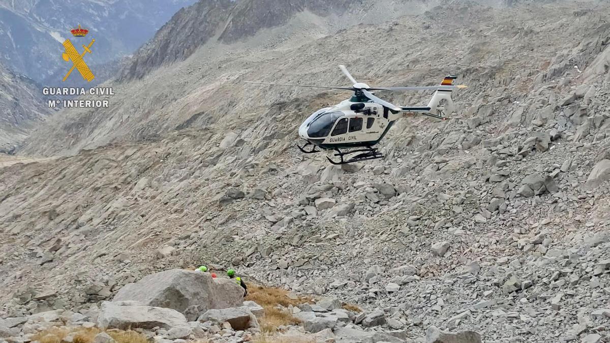 El helicóptero de la Guardia Civil sobrevuela el lugar del accidente.