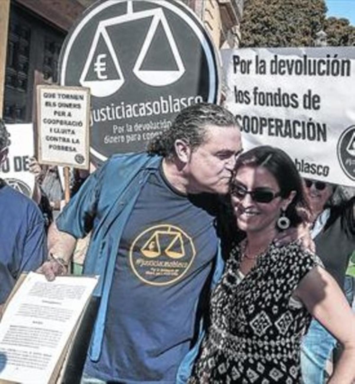 Membres de la plataforma Justícia Cas Blasco celebren la sentència. Membres de la plataforma Justícia Cas Blasco celebren la sentència.