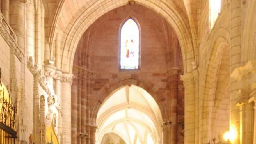 El edil de Turismo, Jesús Pacheco (i), y el director del museo de la Catedral, el padre Francisco Alegría.