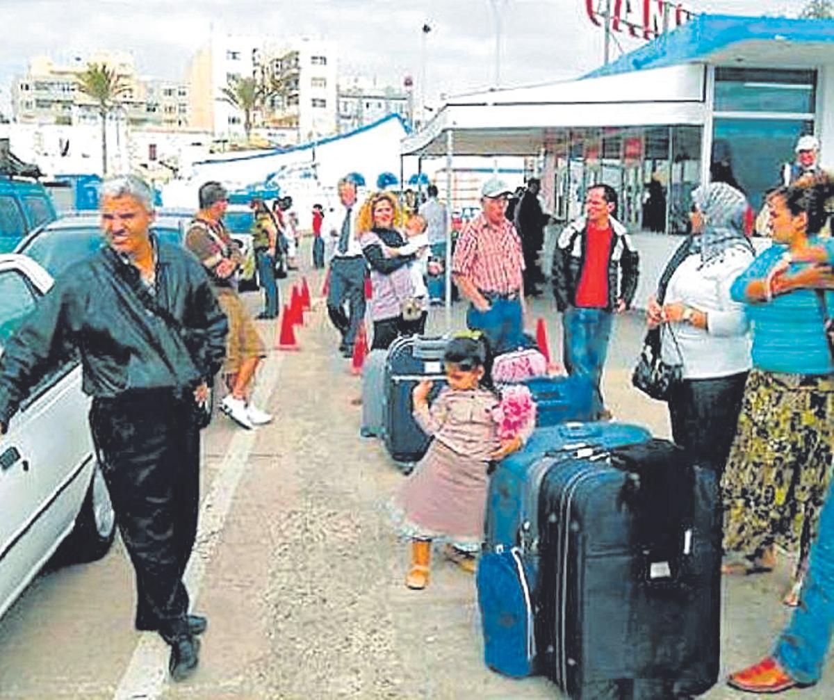 El primer trayecto de la línea entre Puerto del Rosario y Tarfaya (foto inferior, derecha) fue el 10 de diciembre de 2007.