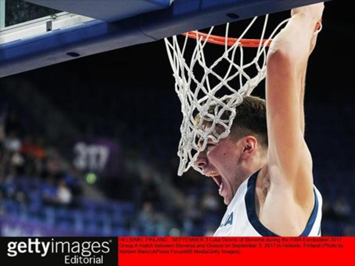 Lanzado 8Doncic ejecuta un mate durante el partido de Eslovenia contra Grecia, del Eurobasquet.