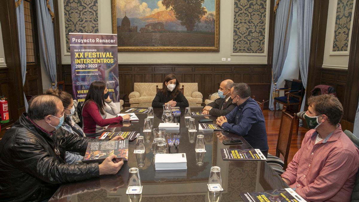 Reunión, hoy, en María Pita previa al Festival Intercentros A Coruña 2022.