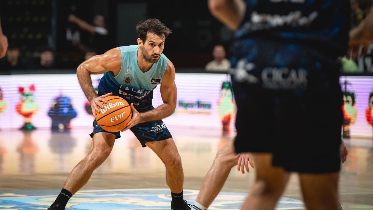 Bruno Fitipaldo, con el uniforme que utilizará La Laguna Tenerife ante el Granada.