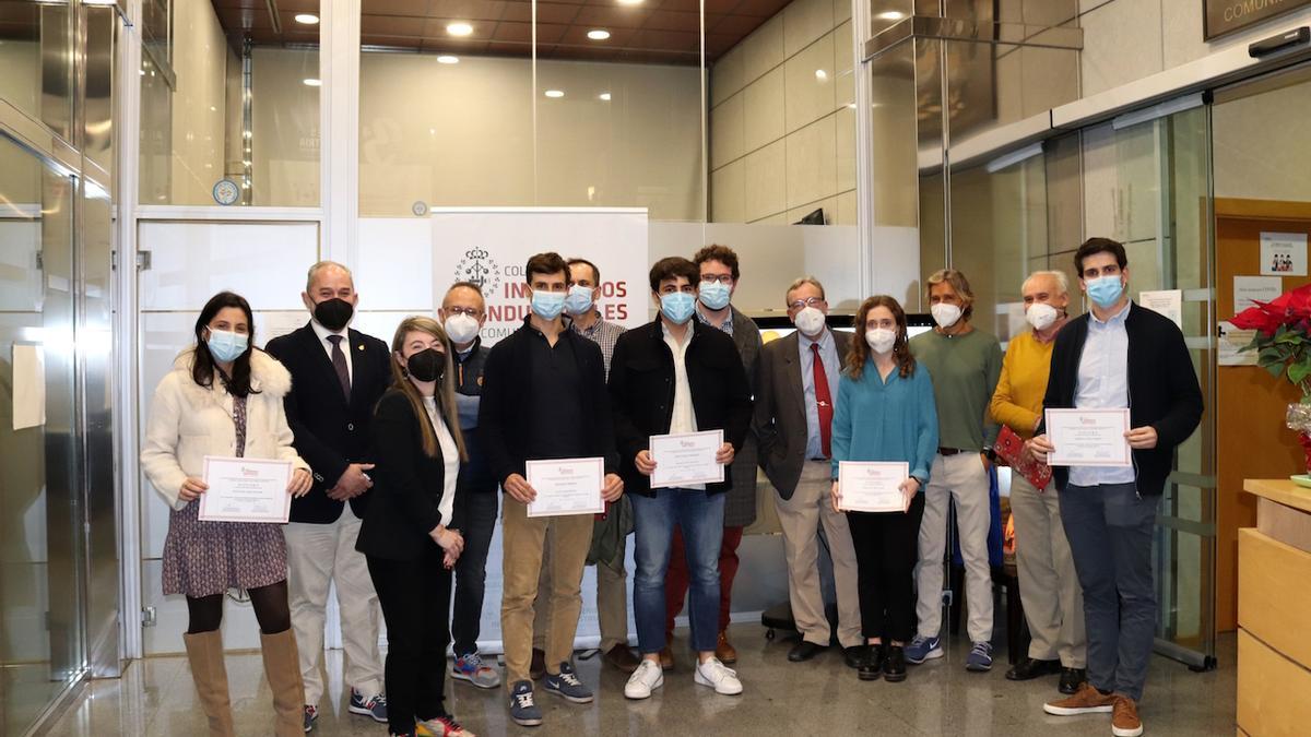 Los galardonados, con los organizadores de los premios.