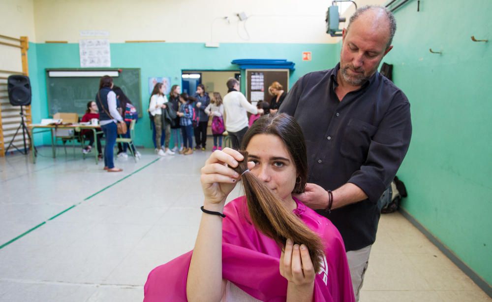 El Instituto Cabo de la Huerta conmemora el Día de la Mujer recaudando cabello y donativos