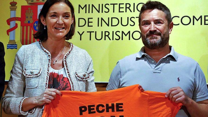 A ministra Reyes Maroto e o líder dos traballadores, López Corbacho, o pasado 31 de xullo.