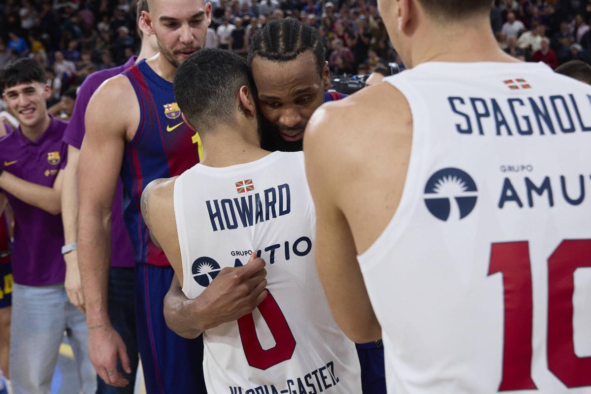 Marcus Howard y Kevin Punter se felicitan tras el pulso anotador que mantuvieron.