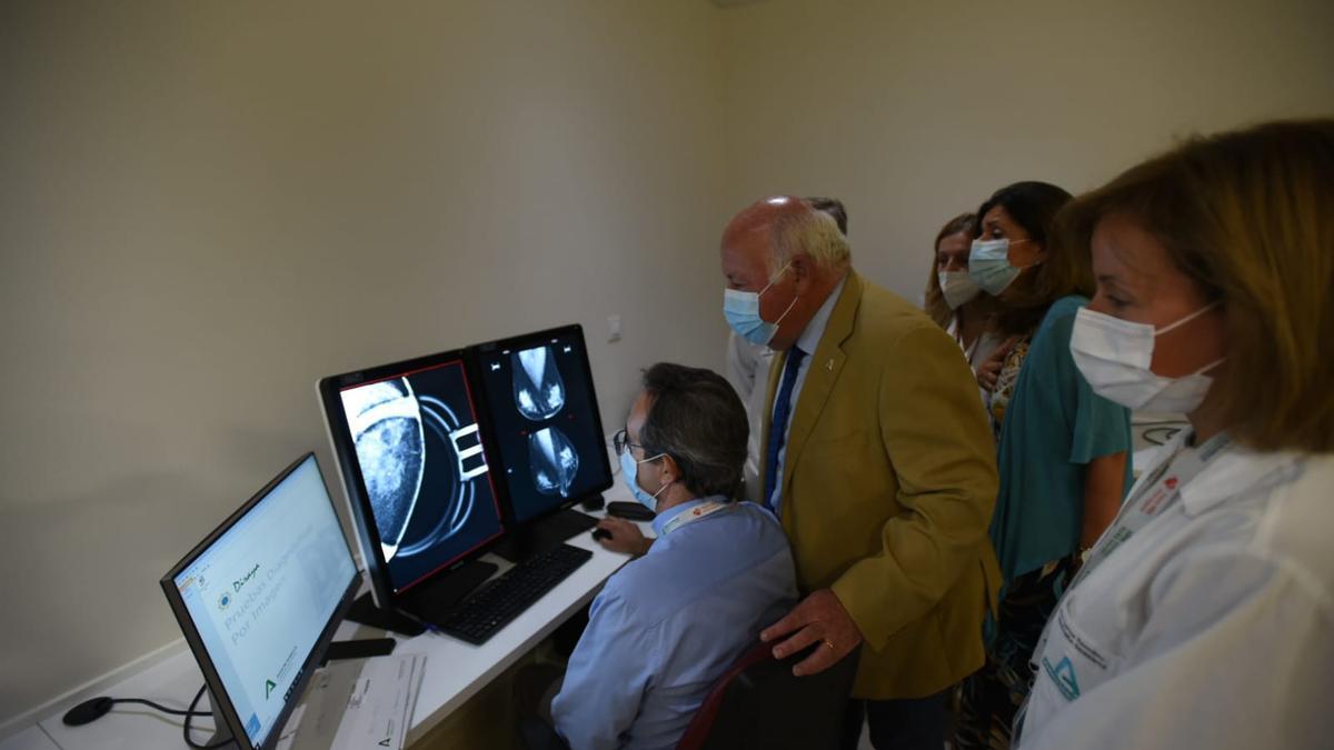 Jesús Aguirre visita las instalaciones donde trabajan los radiólogos especialistas del centro Castilla del Pino.