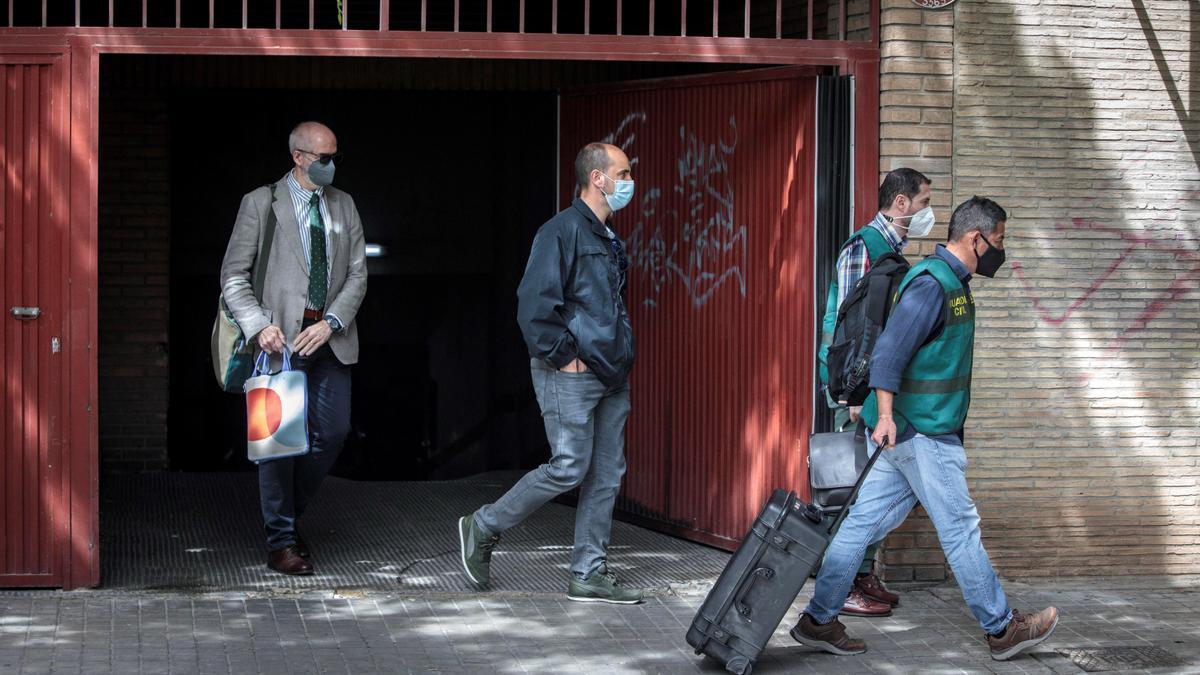 Agentes de la Unidad Central Operativa (UCO) de la Guardia Civil, en una de las operaciones del caso Azud.