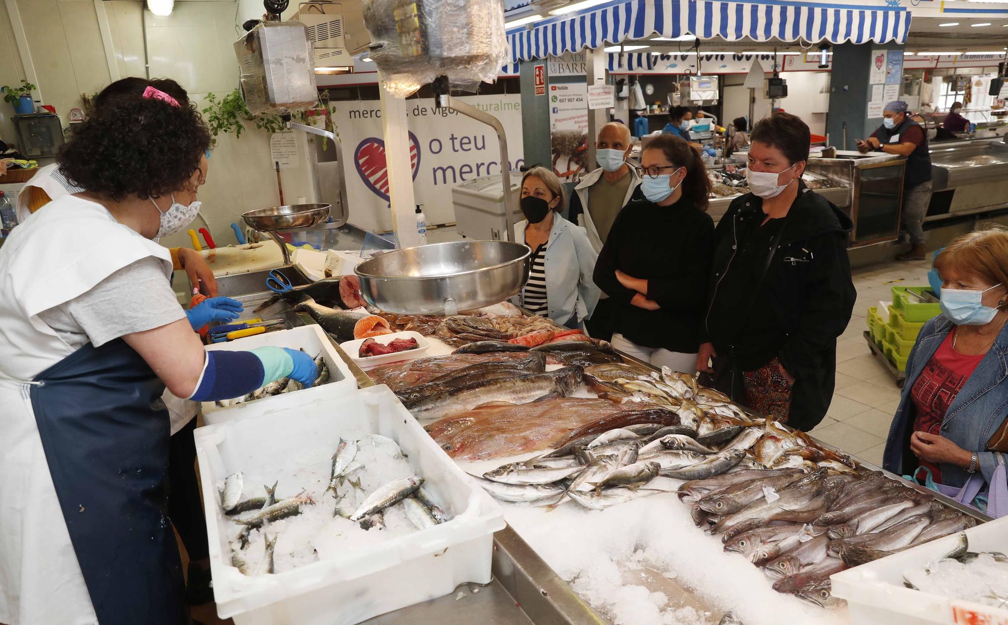 Noche de San Juan, día de sardinas en el mercado de Teis