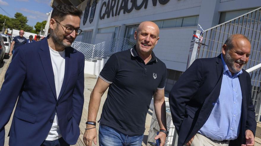 Paco Belmonte, Julián Calero y Manolo Breis, en la presentación del entrenador. | IVÁN URQUIZAR