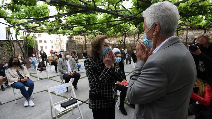 Amelia González recibiendo la insignia de oro del Concello de Poio. |   // GUSTAVO SANTOS