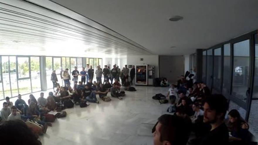 Alumnos del conservatorio protestan contra  la promoción a catedrático de 122 profesores