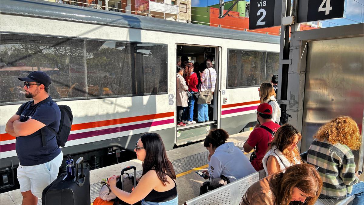 Pasajeros esperando en la estación de Castelldefels de la R2 de Rodalies este 2 de mayo.