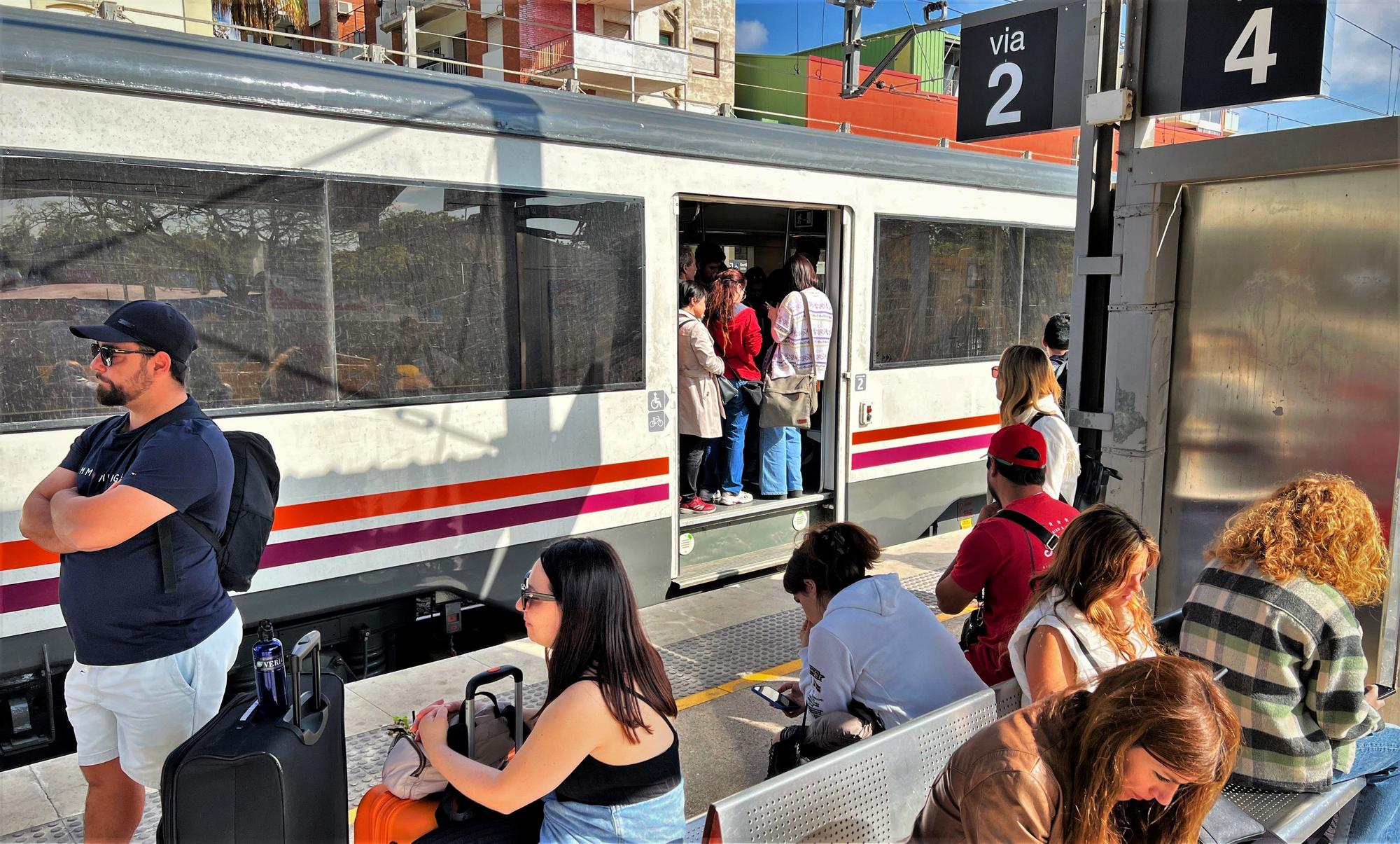 Pasajeros esperando en la estación de Castelldefels de la R2 de Rodalies este 2 de mayo.