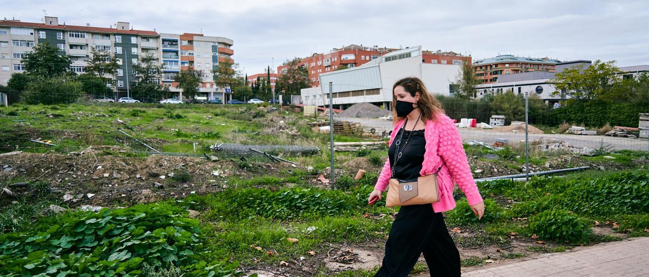 Imagen de la parcela que albergará el nuevo parking entre Pierre de Coubertín y Ronda de la Pizarra, con salida a ambas vías.