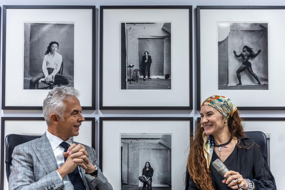 El fotógrafo italiano y comisario de la muestra, Amedeo Turello, junto a la fotógrafa australiana Emma Summerton, en FotoNostrum, este jueves.