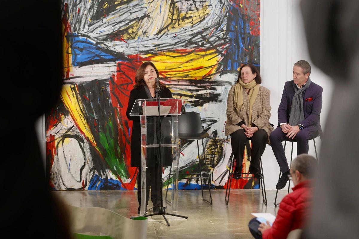 La comisaria de la exposición, Felisa Pérez Andrés, con Pilar Tébar y Nicolás Bugeda.