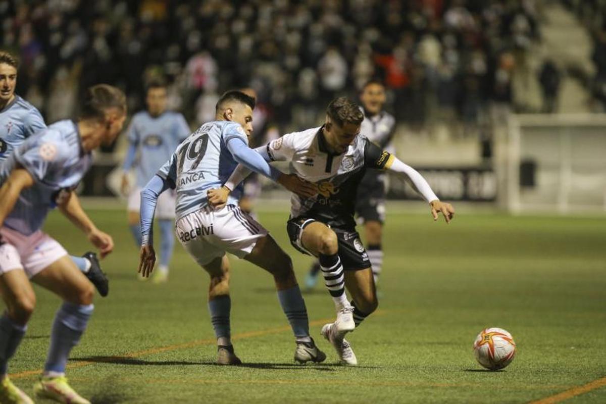 Beitia trata de sujetar a un rival. | // LA GACETA