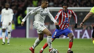 El delantero francés del Real Madrid Kylian Mbappé (i) se escapa del argentino Rodrigo de Paul, del Atlético de Madrid, durante el partido de vuelta de los octavos de final de la Liga de Campeones en el estadio Metropolitano. EFE/Juanjo Martín. (Atlético Madrid) (Real Madrid)