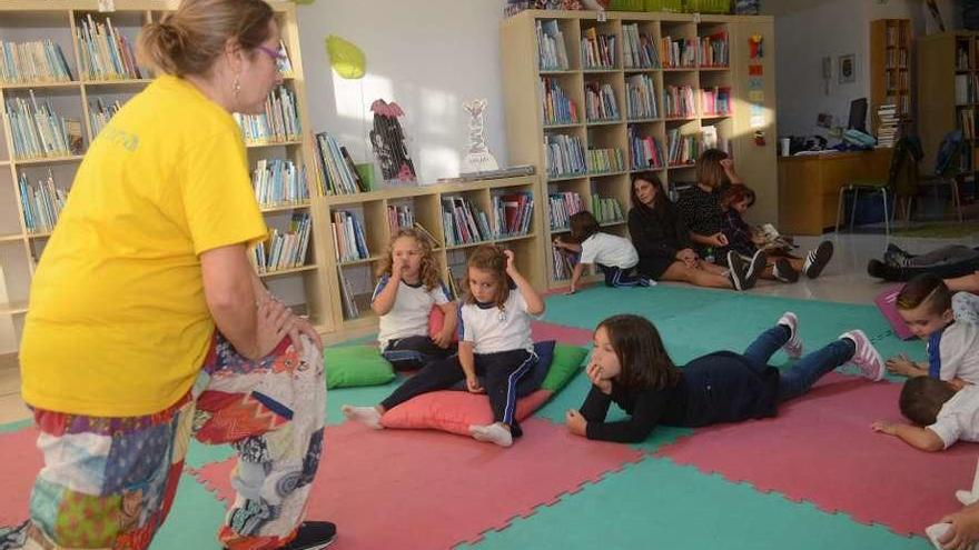 Un momento de la actividad desarrollada ayer en la biblioteca de A Illa. // Noé Parga