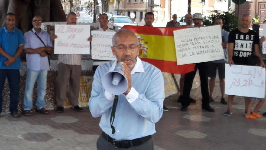 Un centenar de musulmanes se manifiestan en Castellón contra el terrorismo yihadista