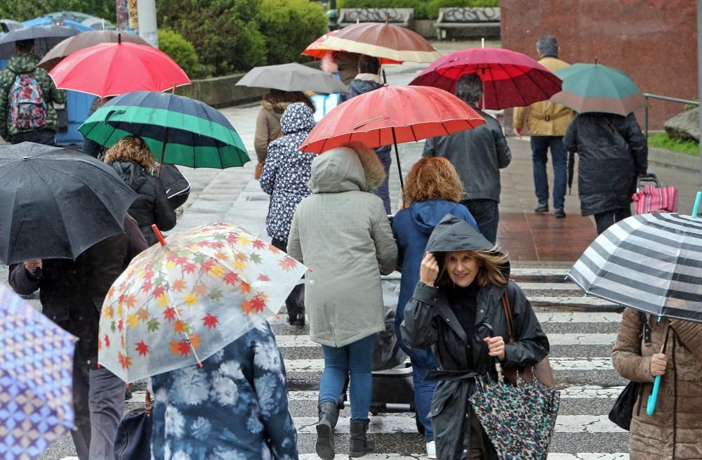 El viento y la lluvia marcaron la jornada de ayer en Vigo // Marta G. Brea