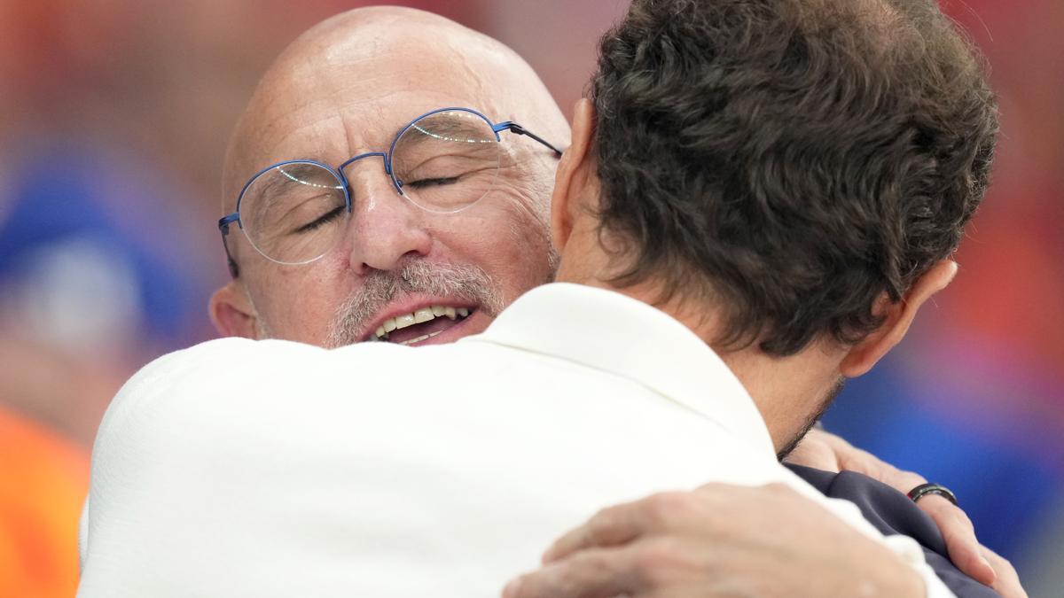 Luis de la Fuente abraza a Southgate antes de la final.