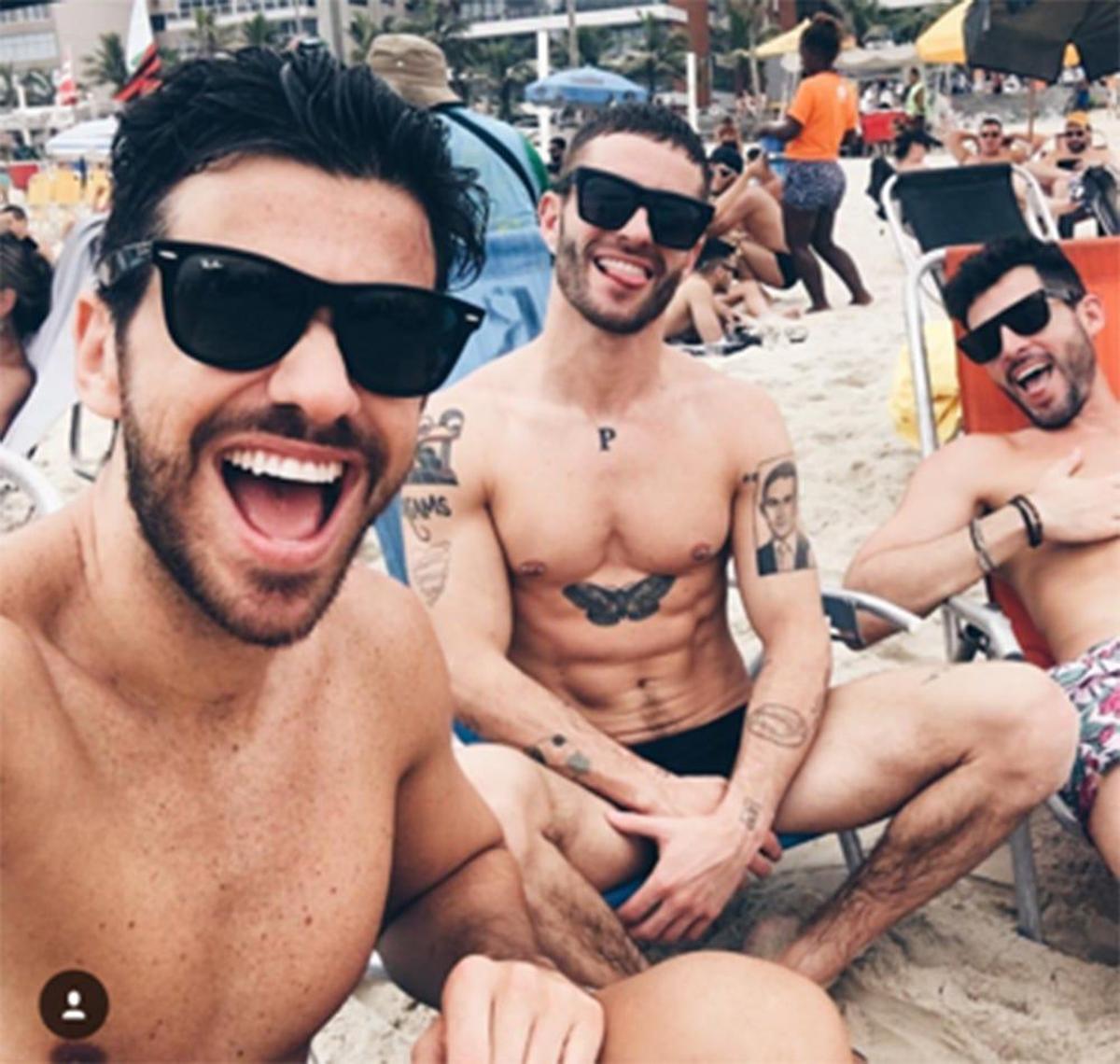 Pelayo Díaz con su novio Andy y un amigo en la playa