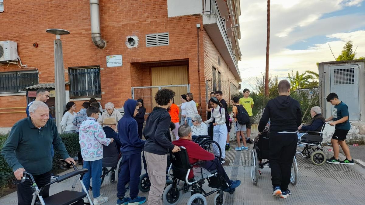 En la sesión práctica, los alumnos participan en dinámicas de acompañamiento y colaboración de los mayores.