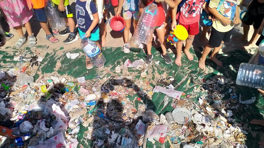 Los escolares de El Campello se sorprenden ante la cantidad de basura encontrada en la playa