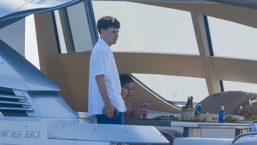 Bizarrap se quita las gafas y la gorra para disfrutar del mar de Formentera