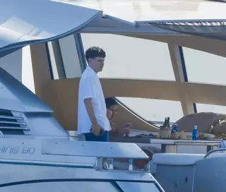 Bizarrap se quita las gafas y la gorra para disfrutar del mar de Formentera