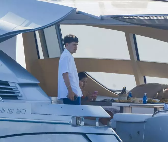 Bizarrap se quita las gafas y la gorra para disfrutar del mar de Formentera